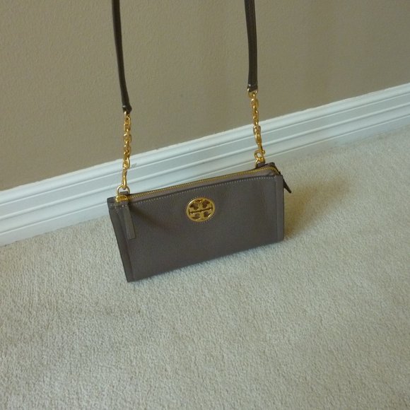 TORY BURCH Logo 'Carson' Silver Maple Leather Crossbody Bag (NEW) - Picture 2 of 12
